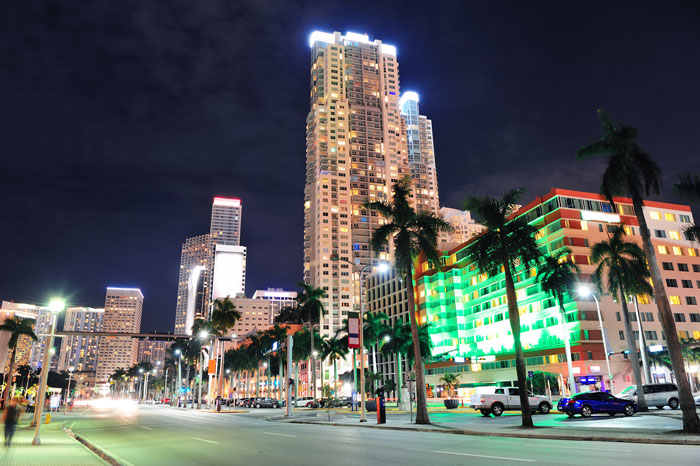 vista calle centro miami noche hoteles